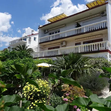 Ideale In Mit Garten, Terrasse Und Grill